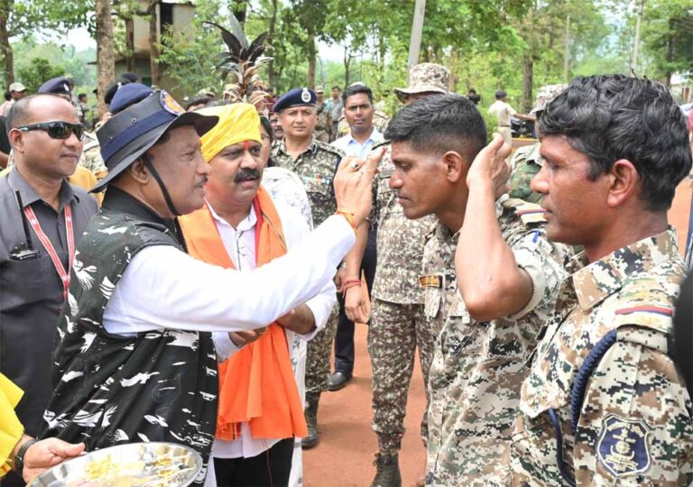 मुख्यमंत्री साय ने बासिंग स्थित बीएसएफ कैम्प पहुंचकर की जवानों की हौसला अफजाई