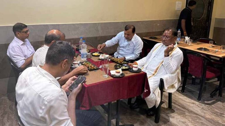 रायगढ़ से लौटते समय बलौदा बाजार में सीएम साय ने ढाबे पर खाया खाना