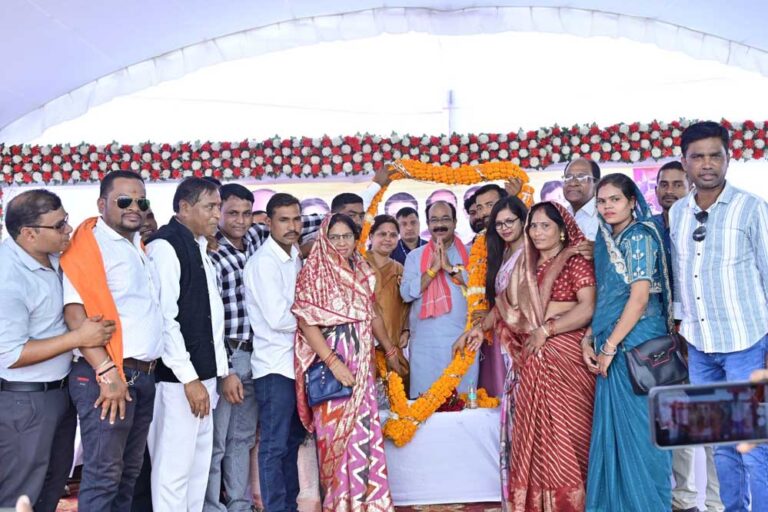 रायपुर : उप मुख्यमंत्री अरुण साव सामूहिक आदर्श विवाह समारोह में हुए शामिल सामूहिक आदर्श विवाह समारोह में हुए शामिल