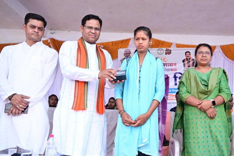 शिक्षा की राह में अब नहीं कोई रुकावट, समाधान शिविर में चांदनी को मिला श्रवण यंत्र का सहारा