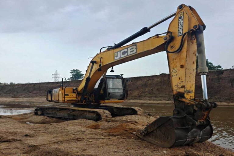 रायपुर : बिलासपुर जिले में अवैध उत्खनन पर कसा शिकंजा,  एक चैन माउंटेन मशीन एवं एक हाइवा जब्त