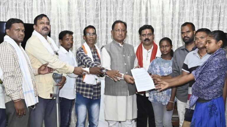 रायपुर : मुख्यमंत्री विष्णु देव साय से नक्सल हिंसा पीड़ितों के प्रतिनिधिमंडल ने की मुलाकात