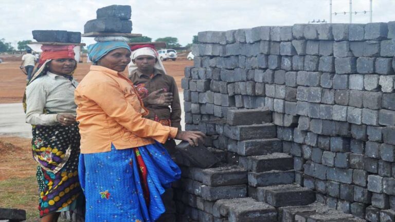 रायपुर : विशेष लेख : सुरक्षा और रोजगार की गारंटी के साथ बढ़ा महिला श्रमिकों का सम्मान