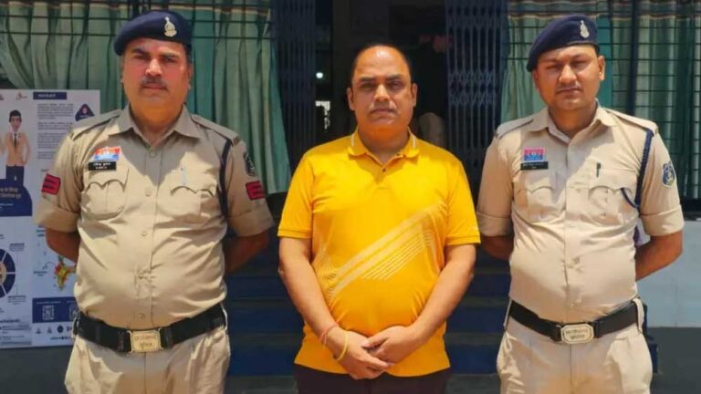 छत्तीसगढ़: NSS कैंप के दौरान जबरन नमाज मामले में GGU प्रोफेसर गिरफ्तार छत्तीसगढ़: NSS कैंप के दौरान जबरन नमाज मामले में GGU प्रोफेसर गिरफ्तार