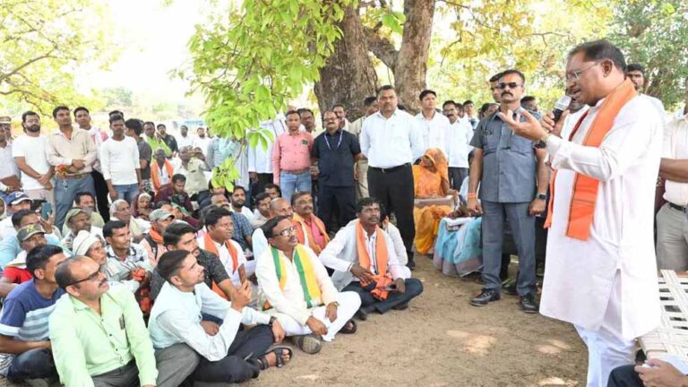 एमपी से सटे गांव में उतरा सीएम साय का हेलीकॉप्टर, ग्रामीणों को दी कई सौगातें