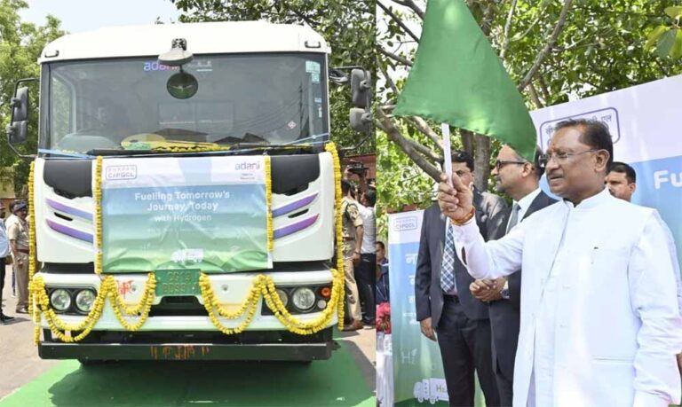 मुख्यमंत्री साय ने देश के पहले हाइड्रोजन फ्यूल ट्रक को दिखाई हरी झंडी
