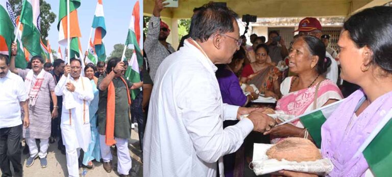 मुख्यमंत्री ने तिरंगा यात्रा के अवसर पर शहीदों के परिजनों को शाल और श्रीफल भेंटकर सम्मानित किया