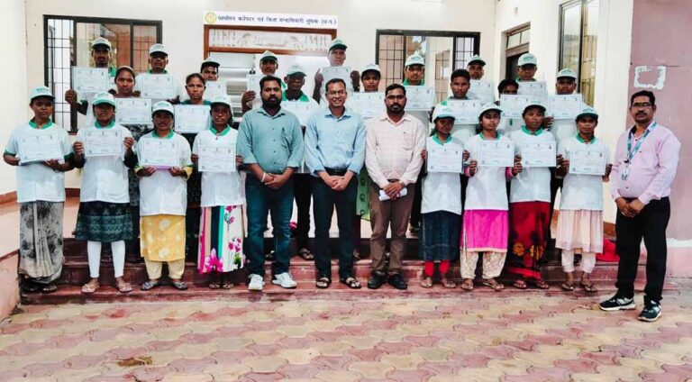 कलेक्टर देवेश कुमार ध्रुव के निर्देशन तथा मार्गदर्शन में 24 आत्मसमर्पित नक्सलियों को कृषि उद्यमी प्रमाण पत्र