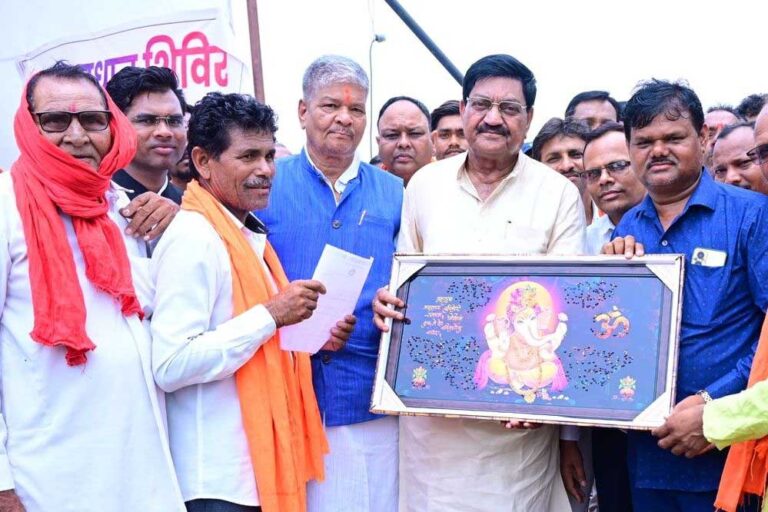 सुशासन तिहार-2025 : बालसमुंद समाधान शिविर में शामिल हुए खाद्य मंत्री बघेल