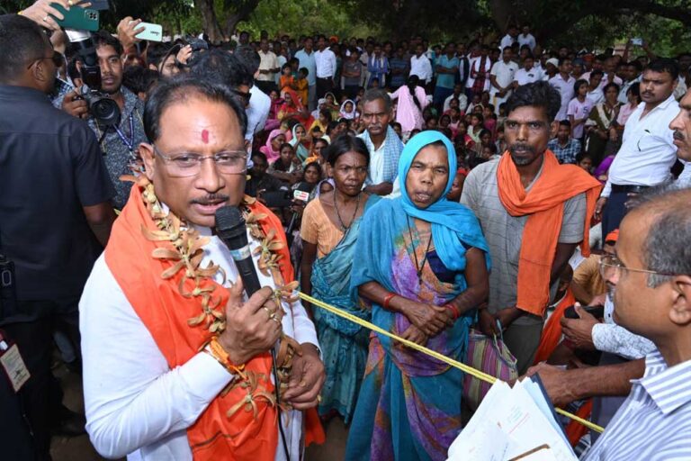 रायपुर : मुख्यमंत्री विष्णु देव साय का हरगवां गांव में औचक दौरा, ग्रामीणों से किया सीधा संवाद रायपुर : मुख्यमंत्री विष्णु देव साय का हरगवां गांव में औचक दौरा, ग्रामीणों से किया सीधा संवाद