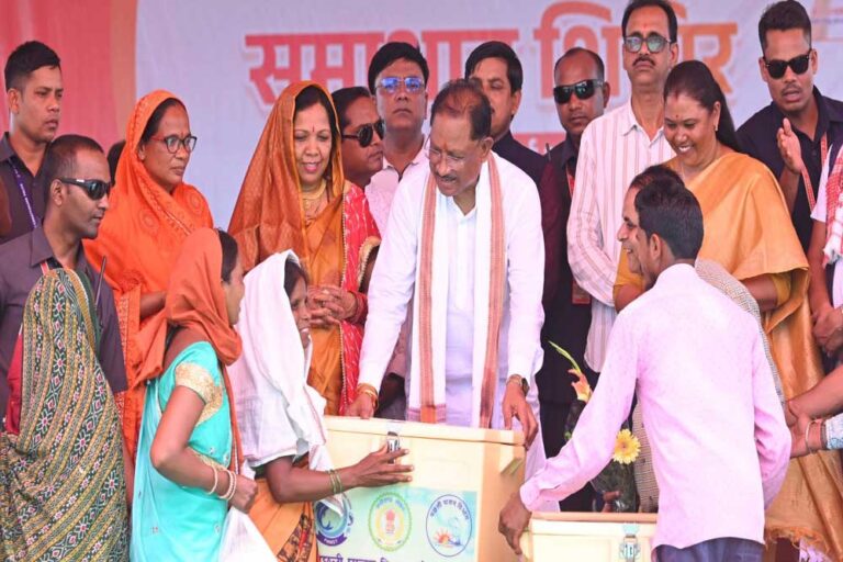 रायपुर : सर्वे सूची में शामिल हितग्राहियों को मिलेगा पीएम आवास: मुख्यमंत्री विष्णुदेव साय रायपुर : सर्वे सूची में शामिल हितग्राहियों को मिलेगा पीएम आवास: मुख्यमंत्री विष्णुदेव साय