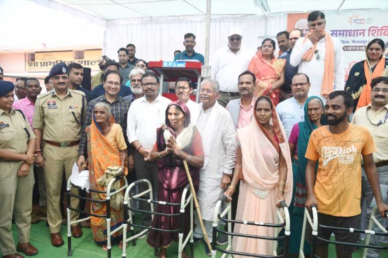 धमनी में समाधान शिविर: रामकली और दुलौरिन की आंखों में आई चमक, चलने में सहारा देने के लिए मिली वॉकर