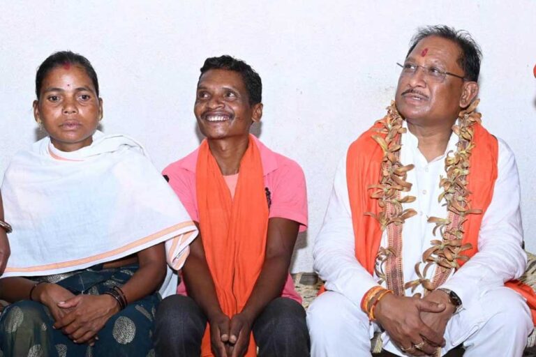 पहाड़ी कोरवा के पीएम जनमन आवास में पहुंचे मुख्यमंत्री