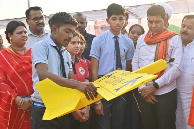 रायपुर : समर कैम्प में स्कूली बच्चों द्वारा निर्मित एयरोमॉडल्स का हुआ प्रदर्शन