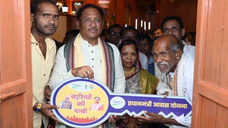 रायपुर : मुख्यमंत्री ने दोकड़ा में पीएम आवास योजना के हितग्राही संतु चक्रेस को चाबी देकर गृह प्रवेश कराया