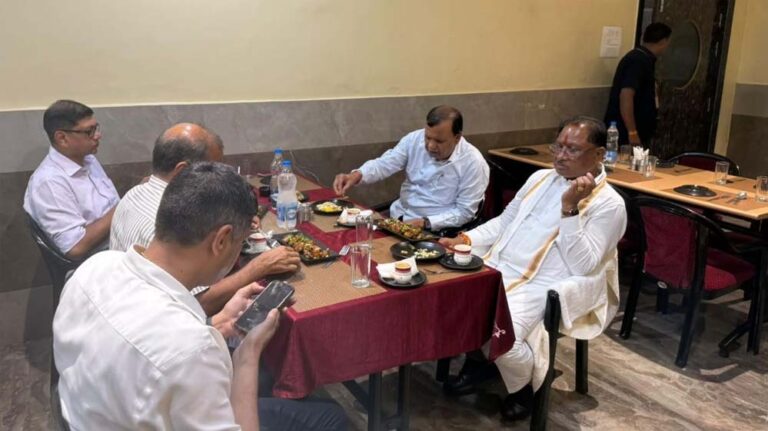 मुख्यमंत्री विष्णुदेव साय ने सिमगा में ढाबा में किया भोजन, स्थानीय लोगों से की आत्मीय बातचीत