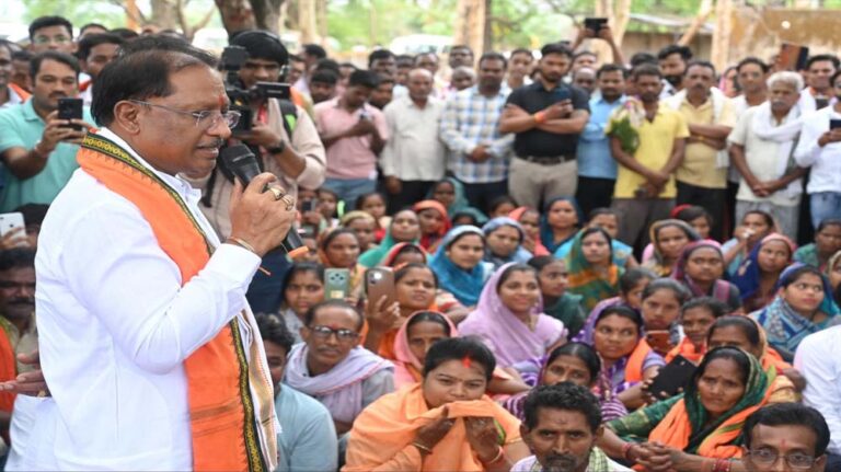 गुलमोहर पेड़ के नीचे लगी मुख्यमंत्री की चौपाल: सारंगढ़-बिलाइगढ़ जिले के ग्राम कनकबीरा में उतरा  उड़नखटोला