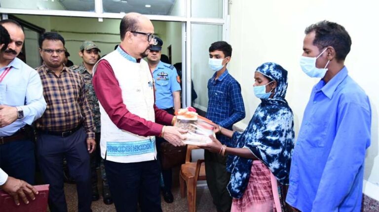 रायपुर : राज्यपाल श्री रमेन डेका ने टी बी मरीजों को भेंट की पोषण टोकरी