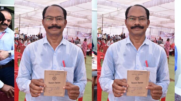 रायपुर : समाधान शिविर बना गांव वालों के लिए वरदान, जंगलूराम को मिली किसान किताब की द्वितीय प्रति