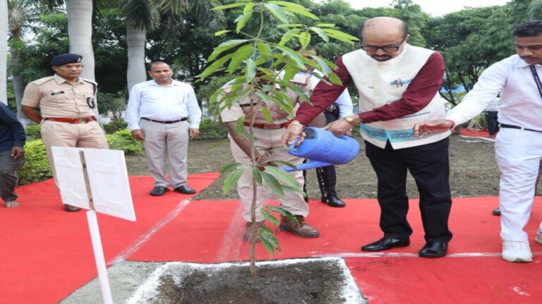 रायपुर : राज्यपाल रमेन डेका जिला कांकेर में संचालित योजनाओं की ली समीक्षा बैठक
