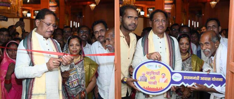 मुख्यमंत्री ने दोकड़ा में पीएम आवास योजना के हितग्राही संतु चक्रेस को चाबी देकर गृह प्रवेश कराया