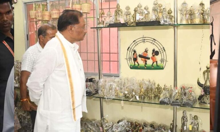 रायपुर : मुख्यमंत्री साय का शिल्प नगरी कोंडागांव के शबरी एंपोरियम पहुंचे