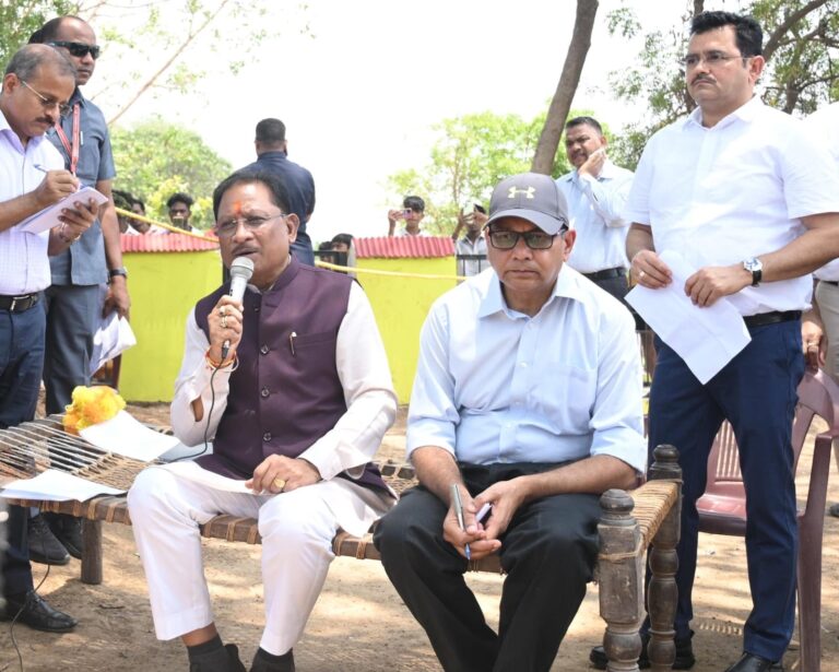 सुशासन तिहार 2025: सक्ती के बंदोरा गांव में हेलीकॉप्टर से पहुंचे CM विष्णुदेव साय, पीपल के पेड़ के नीचे लगाई चौपाल,खाट पर बैठकर सुनीं ग्रामीणों की समस्याएं