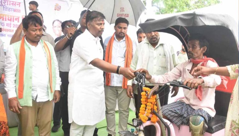 रायपुर : सुशासन तिहार में दिव्यांग रामूराम की समस्या पर हुई त्वरित सुनवाई