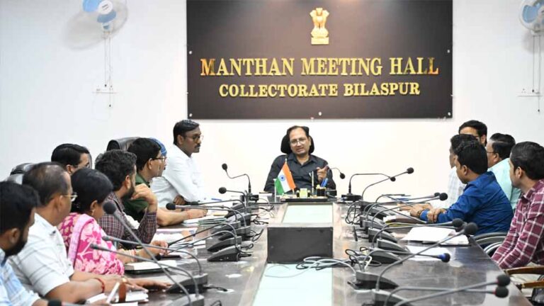 जल संरक्षण के लिए कलेक्टर ने विभागीय अधिकारियों की ली बैठक, नई तकनीकों से समाधान पर दिया जोर