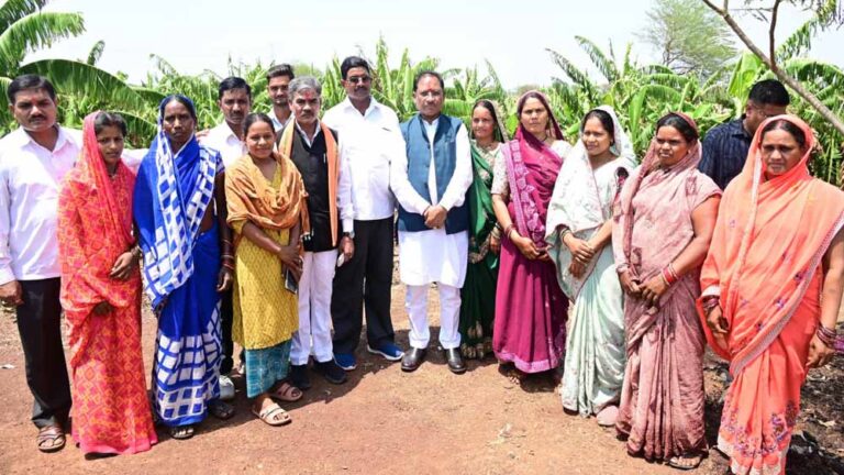 CM पहुंचे उत्कृष्ट किसान रोहित साहू के खेतों में: केला और पपीता की खेती से कमा रहे लाखों का मुनाफा, 20 लोगों को अपने खेत में दे रहे रोजगार