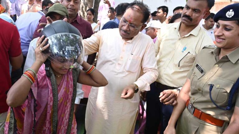 रायपुर : मुख्यमंत्री विष्णु देव साय ने चौपाल में अपने हाथों से दो युवाओं को पहनाया हेलमेट