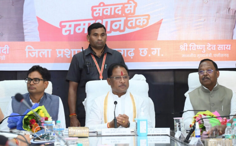 CG News- योजनाओं की समीक्षा के साथ अधिकारियों को दी गई जिम्मेदारी की नसीहत, गलत प्रविष्टियों पर नहीं मिलेगी छूट, जिम्मेदार अधिकारी पर होगी कड़ी कार्रवाई: मुख्यमंत्री साय….
