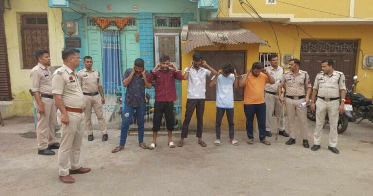 Crime News- पुलिस की सख्त कार्रवाई: फोटो जर्नलिस्ट पर हमला करने वाले आरोपियों को पुलिस ने कराया सार्वजनिक सजगता अभियान….