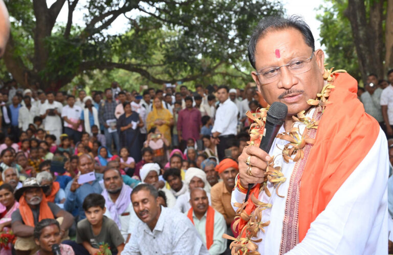 CG News- सुशासन तिहार: तेज हवाओं के बीच इस ग्राम में अचानक उतरा मुख्यमंत्री का हेलिकॉप्टर: CM साय के आगमन से गांव में खुशी की लहर, हुआ आत्मीय स्वागत….