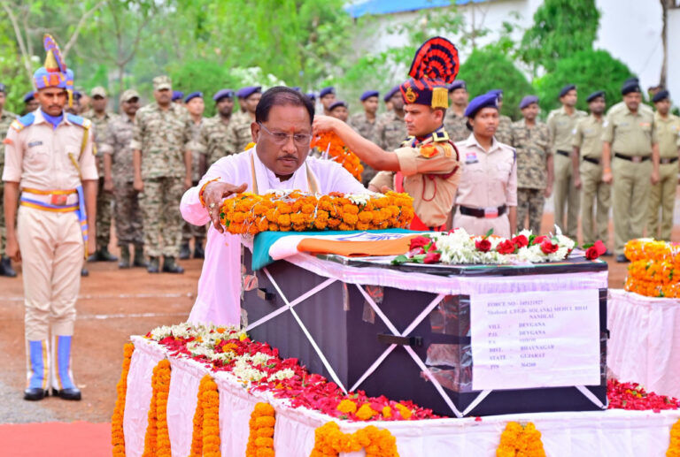 CG NEWS: मुख्यमंत्री ने नक्सल मुठभेड़ में शहीद जवान मेहुल भाई को दी श्रद्धांजलि, कहा – व्यर्थ नहीं जाएगा शहीद जवानों का सर्वोच्च बलिदान, नक्सलवाद के समूल नाश का संकल्प करेंगे पूरा….