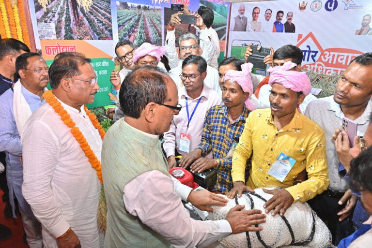 CG NEWS- “मोर आवास मोर अधिकार” कार्यक्रम का भव्य आयोजन: केंद्रीय मंत्री शिवराज सिंह चौहान ने प्रदर्शनियों का किया अवलोकन…