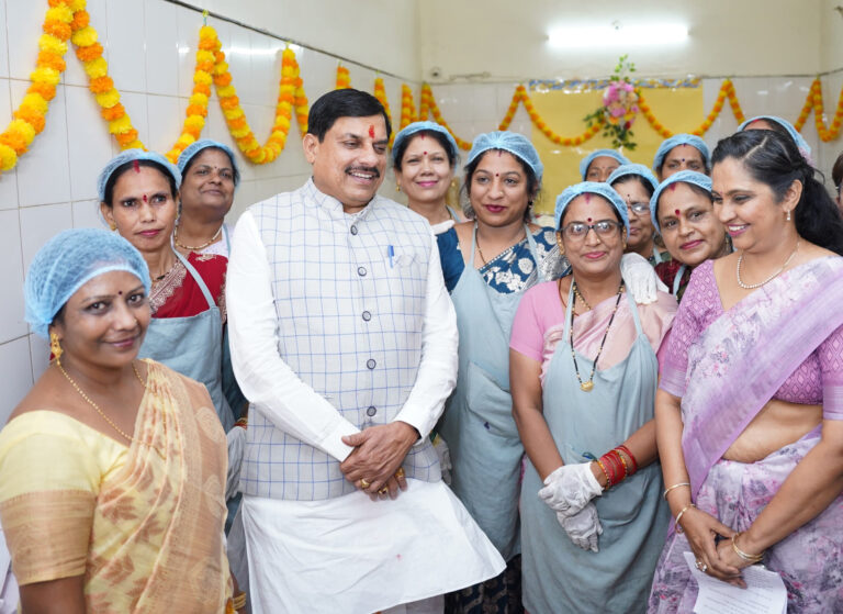 MP NEWS- लिज्जत उत्पादों का स्वाद बहनों की मेहनत का नतीजा: CM डॉ. यादव ने की श्री महिला गृह उद्योग समिति की सराहना, सहायता कोष से 5 लाख की घोषणा….