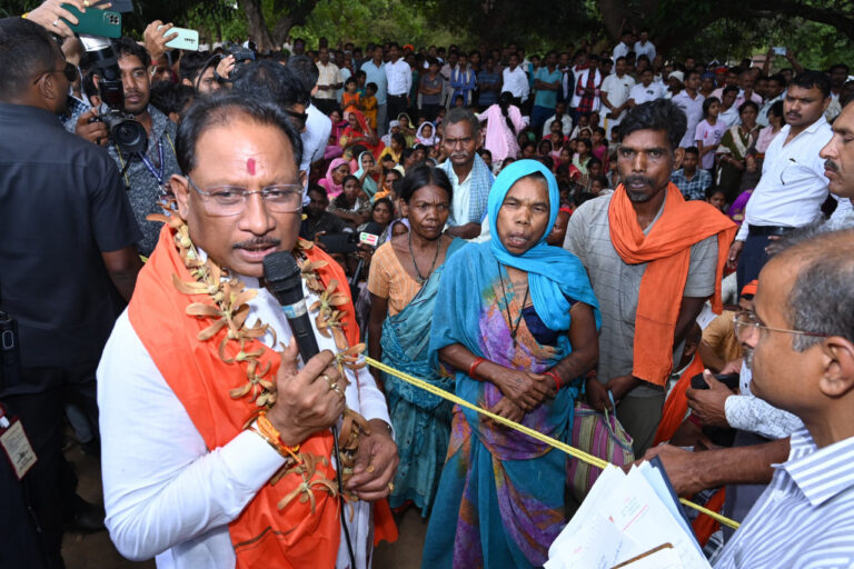 CG News- ‘सुशासन तिहार’ के तहत मुख्यमंत्री का हरगवां गांव में औचक निरीक्षण, महिलाओं ने पांव पखारकर किया सम्मान, CM ने ग्रामीणों से किया सीधा संवाद, सुनीं ग्रामीणों समस्याएं…