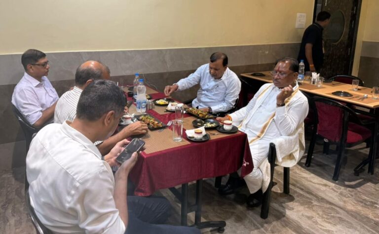 CG NEWS- सुशासन तिहार के बीच सीएम की सादगीपूर्ण झलक: मुख्यमंत्री विष्णुदेव साय ने ढाबा में लिया स्थानीय व्यंजनों का स्वाद, स्थानीय लोगों से किया आत्मीय संवाद….
