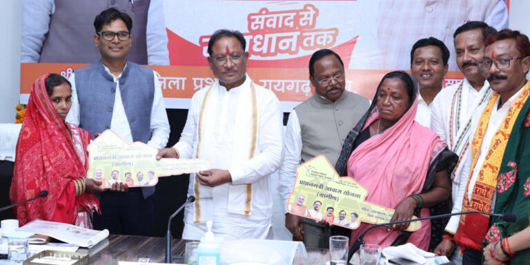 CG NEWS- मुख्यमंत्री विष्णु देव साय ने प्रधानमंत्री आवास योजना के तहत विशेष पिछड़ी जनजाति की महिलाओं को सौंपीं पक्के मकानों की चाबियाँ….