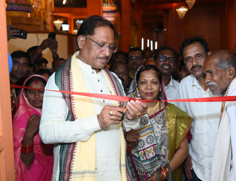 CG NEWS: मुख्यमंत्री विष्णुदेव साय ने पीएम आवास योजना के तहत कराया गृह प्रवेश, संतु चक्रेस को मिला नया आशियाना, CM ने किया चाबी हस्तांतरण….