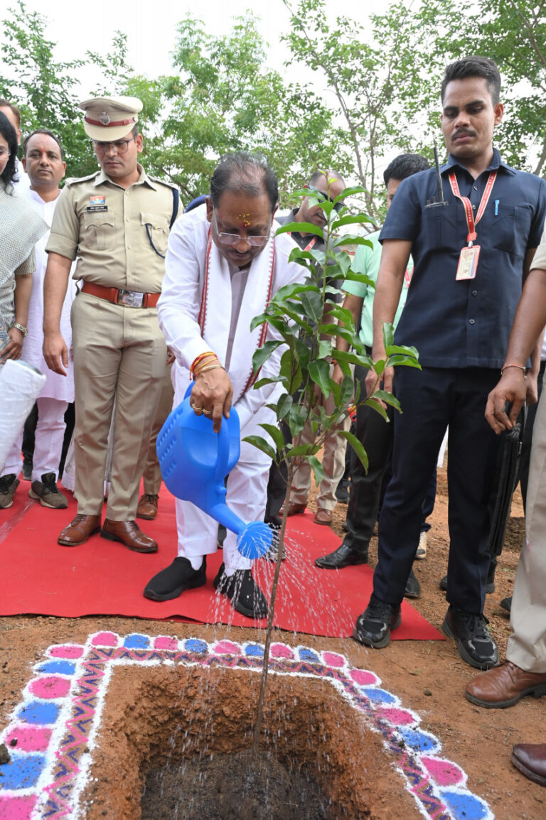 CG NEWS- सुशासन तिहार कार्यक्रम के अंतर्गत अधिकारियों की समीक्षा: मुख्यमंत्री ने किया आम का पौधारोपण, पर्यावरण संरक्षण का दिया संदेश….