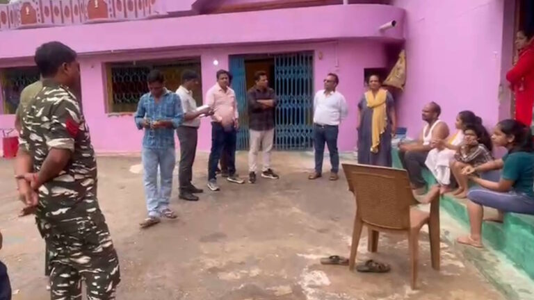 CG Crime News- व्यापारी के घर नकाबपोशों ने दिया लूट को अंजाम, लाखों के जेवर और नकदी लेकर फरार, चेतावनी देकर निकले बदमाश: ‘पुलिस को बताया तो अंजाम भुगतोगे…