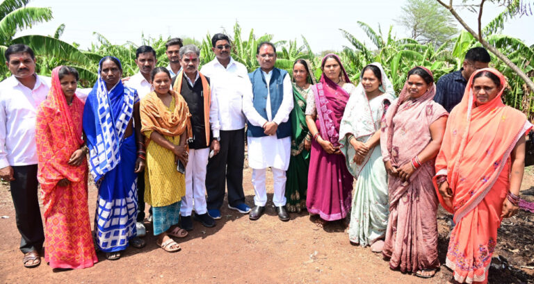 CG- सुशासन तिहार 2025: मुख्यमंत्री साय ने की कृषक रोहित साहू की सराहना, केला और पपीता की उन्नत खेती से कमा रहे लाखों, बना रहे रोजगार के अवसर….