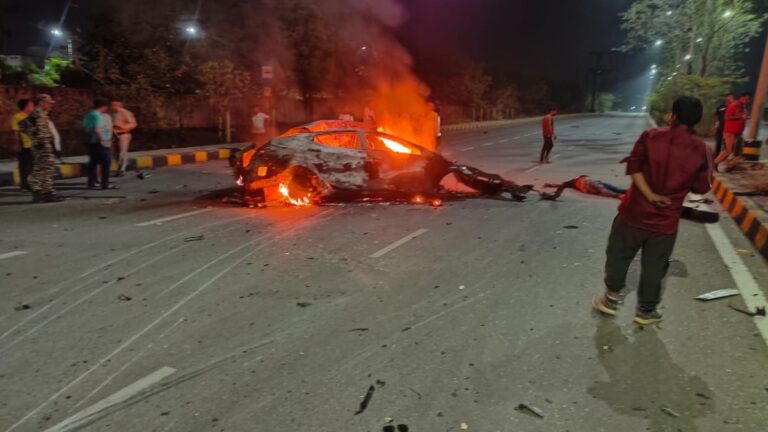CG सड़क हादसा: राजधानी में रफ्तार का कहर, कार बनी आग का गोला…पोल से टकराई तेज रफ्तार कार, धधकती आग में झुलसकर युवक की मौत…