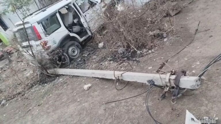 CG Road Accident: तेज रफ्तार स्कॉर्पियो की टक्कर से बड़ा हादसा, बिजली खंभा तोड़ते हुए दीवार से जा भिड़ी स्कॉर्पियो, इतने लोग हुए घायल…