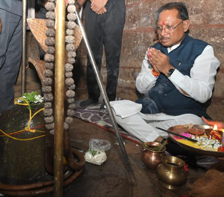 CG News: मुख्यमंत्री विष्णुदेव साय ने प्राचीन शिव-हनुमान मंदिर के दर्शन कर प्रदेशवासियों की सुख-समृद्धि और खुशहाली की कामना की…