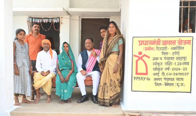CG News- पीएम आवास योजना की हितग्राही अमरौतीन साहू के अतिथि बने मुख्यमंत्री साय: छत्तीसगढ़िया अंदाज में परिवारजनों ने अपने मुखिया का किया आत्मीय स्वागत…