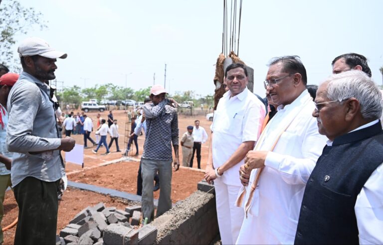 CG News- सुशासन तिहार के अंतर्गत इस ग्राम में पहुंचे मुख्यमंत्री विष्णु देव साय: निर्माणाधीन महतारी सदन का लिया जायजा, पानी से की तराई…