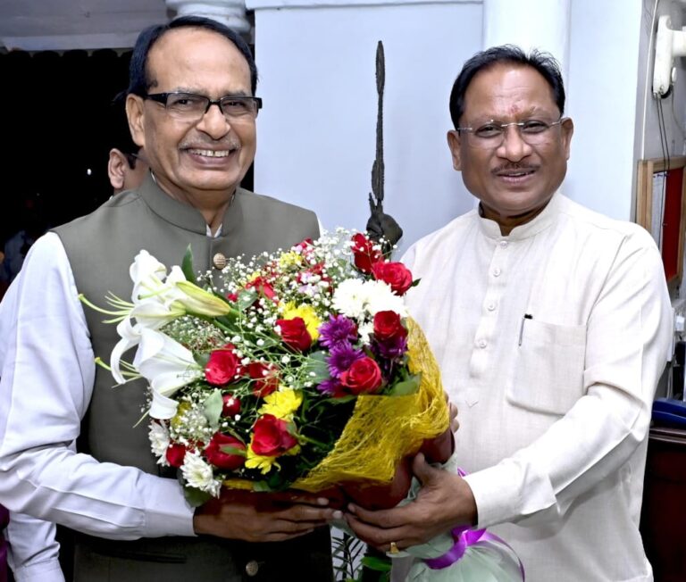 CG News: मुख्यमंत्री विष्णुदेव साय से केंद्रीय मंत्री शिवराज सिंह चौहान की सौजन्य मुलाकात: CM साय ने केंद्रीय मंत्री को  बस्तर आर्ट की प्रतीक चिन्ह व शॉल भेंट की…